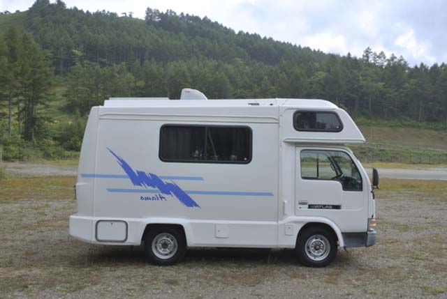 レンタカーキャンピングカー横2